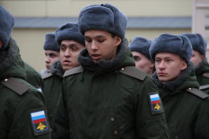 Уфа. Новобранцы на плацу военного комиссариата перед отправкой к месту несения службы в ВС РФ.