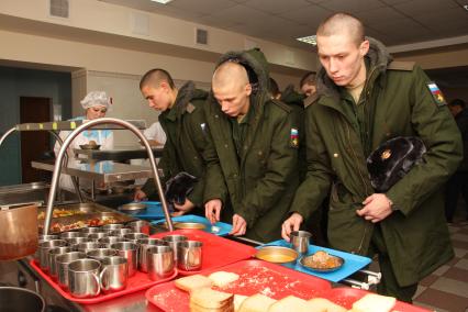 Уфа. Призывники в столовой на сборном пункте военного комиссариата  перед отправкой к месту несения службы в ВС РФ.