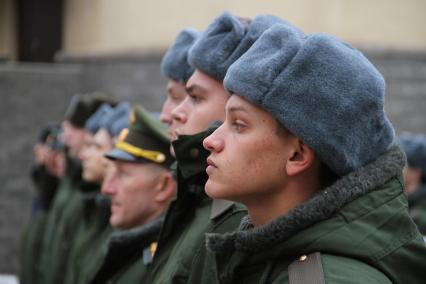 Уфа. Новобранцы  на плацу военного комиссариата перед отправкой к месту несения службы в ВС РФ.