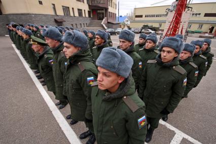 Уфа. Новобранцы  на плацу военного комиссариата перед отправкой к месту несения службы в ВС РФ.