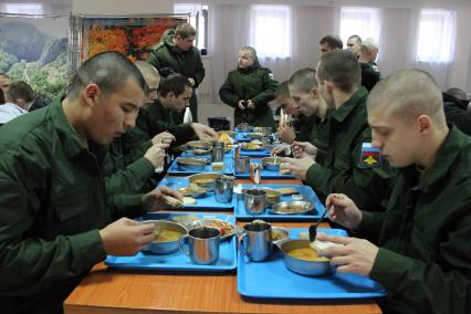 Уфа. Призывники в столовой на сборном пункте военного комиссариата  перед отправкой к месту несения службы в ВС РФ.