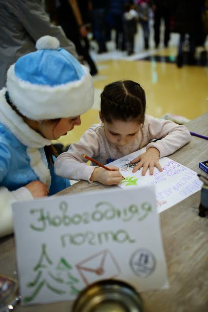 Оренбург. Девочка пишет письмо Деду Морозу.