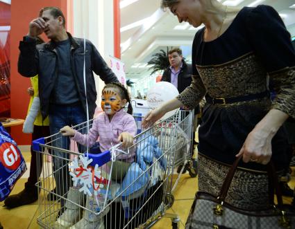 Оренбург. Предновогодний шоппинг в мегамолле `Армада`.