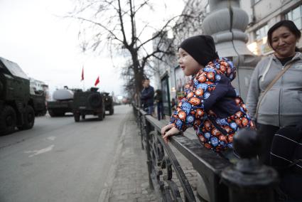 Екатеринбург.  Мальчик наблюдает за ночной  репетицией военного парада в честь 71-й годовщины победы в Великой Отечественной войне.