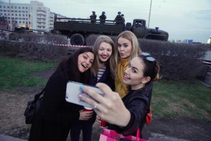 Екатеринбург. Девушки фотографируется на фоне военной техники на ночной репетиции военного парада в честь 71-й годовщины победы в Великой Отечественной войне.