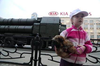Екатеринбург. Девочка с собакой у зенитно-ракетного комплекса С-300 на ночной репетиции военного парада в честь 71-й годовщины победы в Великой Отечественной войне.