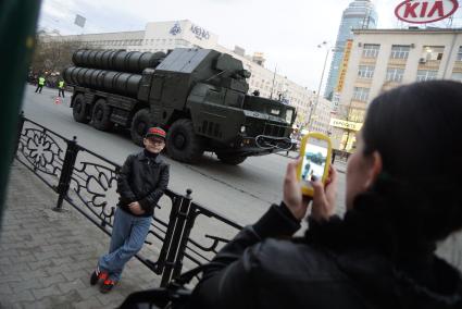 Екатеринбург.  Мальчик фотографируется  у зенитно-ракетного комплекса С-300 на ночной  репетиции  военного парада в честь 71-й годовщины победы в Великой Отечественной войне.