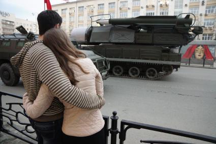 Екатеринбург.   Молодые люди наблюдают за ночной  репетицией военного парада в честь 71-й годовщины победы в Великой Отечественной войне.