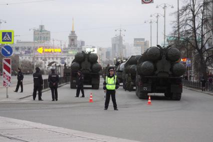 Екатеринбург. Зенитно-ракетные комплексы С-300 на ночной  репетиции  военного парада в честь 71-й годовщины победы в Великой Отечественной войне.