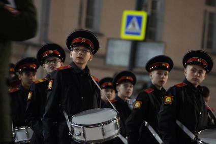 Екатеринбург. Курсанты  барабанщики  суворовского училища на
 ночной  репетиция военного парада в честь 71-й годовщины победы в Великой Отечественной войне.