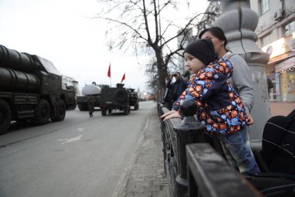 Екатеринбург.  Мальчик наблюдает за ночной  репетицией военного парада в честь 71-й годовщины победы в Великой Отечественной войне.