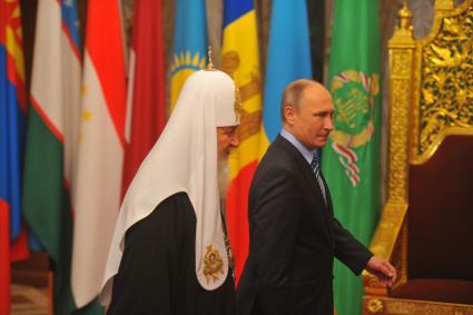 Москва. Президент России Владимир Путин после поздравления патриарха Московского и всея Руси Кирилла (слева) с 70-летним юбилеем в храме Христа Спасителя.