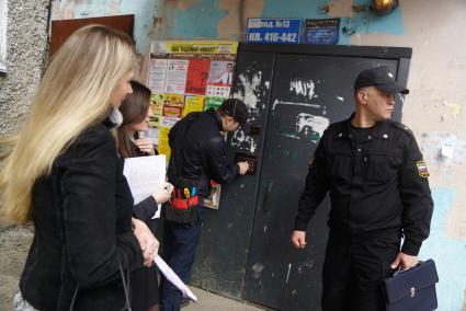 Екатеринбург. Сотрудники Федеральной службы судебных приставов (ФССП) и управляющей компанией во время рейда по квартирам должников за услуги ЖКХ.