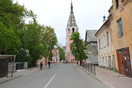 Калуга.   Вид на Свято-Георгиевский собор на одной из улиц города.