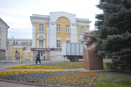 Калуга.   Памятник Марксу на площади Маркса.