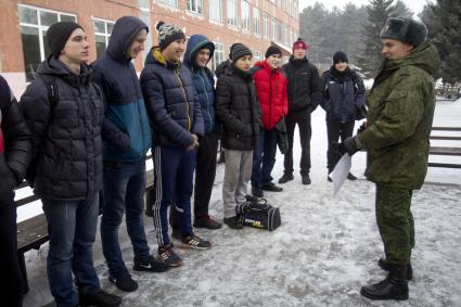 Иркутск. Призывники в сборном пункте военного комиссариата  перед отправкой к месту несения службы в ВС РФ.