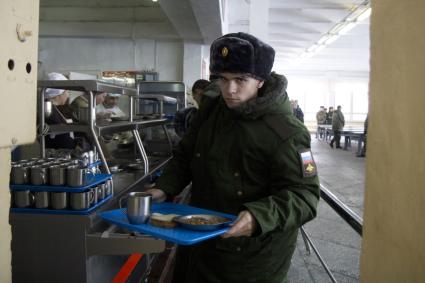 Иркутск. Призывники в столовой  сборного  пункта военного комиссариата  перед отправкой к месту несения службы в ВС РФ.