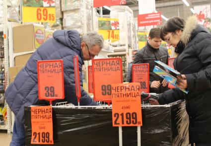 Челябинск.  Покупатели в торговом центре в день распродаж `Черная пятница`.