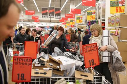 Челябинск.  Покупатели в торговом центре в день распродаж `Черная пятница`.