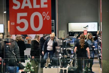 Новосибирск. Покупатели в обувном отделе торгового  центра в день распродаж `Черная пятница`.