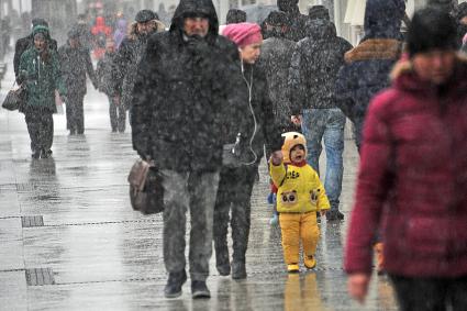 Москва. Люди идут по улице во время снегопада.