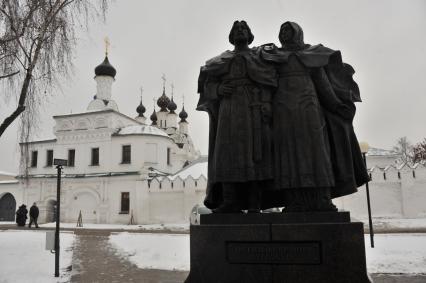 Муром. Памятник святым благоверным князю Петру и Февронии Муромским возле Свято-Троицкого женского монастыря.