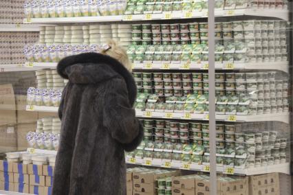 Барнаул.  Женщина у витрины в  магазине `Ашан`, который открылся в торговом центре `Галактика`.