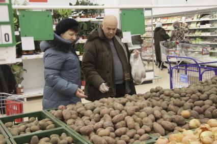 Барнаул. Покупатели  у прилавка с овощами в  магазине `Ашан`, который открылся в торговом центре `Галактика`.