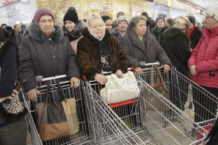 Барнаул. Покупатели перед входом в торговый зал магазина `Ашан`, который открылся в торговом центре `Галактика`.