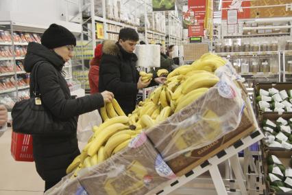 Барнаул. Покупатели у прилавка с фруктами в магазине `Ашан`, который открылся в торговом центре `Галактика`.