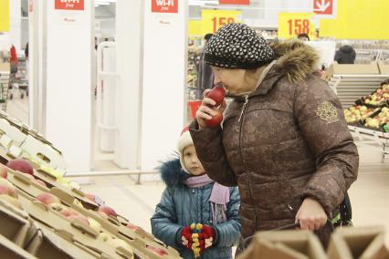 Барнаул. Покупатели у прилавка в магазине `Ашан`, который открылся в торговом центре `Галактика`.