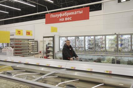 Барнаул.  Мужчина в торговом зале магазина `Ашан`, который открылся в торговом центре `Галактика`.