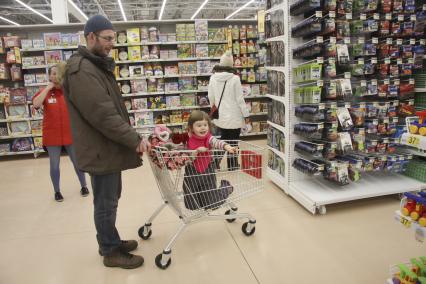 Барнаул.  Мужчина с ребенком в торговом зале магазина `Ашан`, который открылся в торговом центре `Галактика`.