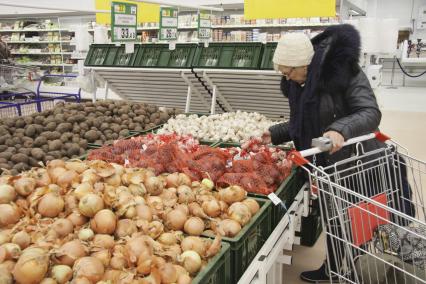 Барнаул. Женщина  у прилавка с овощами в  магазине `Ашан`, который открылся в торговом центре `Галактика`.