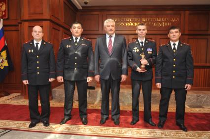 Москва. Министр внутренних дел РФ Владимир Колокольцев ( в центре) с победителями конкурса `Народный участковый`- майором полиции  Мурзабеком Талутовым (второй слева) ,  старшим лейтенантом  полиции Виталием Тохтамышем (второй справа) и  капитаном полиции Джалилем Янмурзаевым (справа).