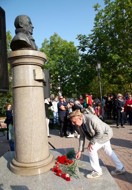 Диск 179. Актер Юрий Чернов у памятника актеру и режиссеру  Валерию Приемыхову