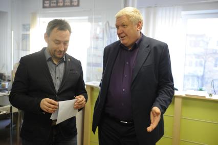 Москва. Спортивный обозреватель `Комсомольской правды` Андрей Вдовин и главный тренер женской сборной России по гандболу Евгений Трефилов (слева направо) в редакции `Комсомольской правды`.