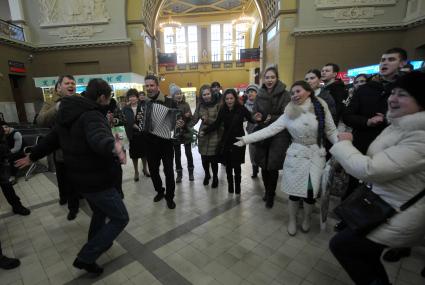 Москва.  На Киевском вокзале 50 человек спели хором песню `Распрягайте, хлопцы, коней`. Этот флешмоб жители столицы приняли от украинских друзей, исполнивших русские песни.