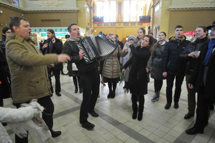 Москва.  На Киевском вокзале 50 человек спели хором песню `Распрягайте, хлопцы, коней`. Этот флешмоб жители столицы приняли от украинских друзей, исполнивших русские песни.