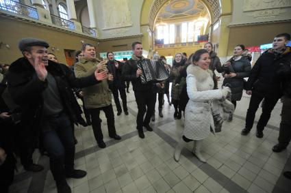 Москва.  На Киевском вокзале 50 человек спели хором песню `Распрягайте, хлопцы, коней`. Этот флешмоб жители столицы приняли от украинских друзей, исполнивших русские песни.