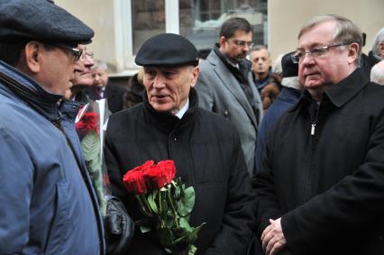 Москва. Государственный Секретарь Союзного государства Григорий Рапота (в центре) и президент Российского книжного союза, председатель Императорского православного палестинского общества Сергей Степашин (справа) на открытии мемориальной доски политику Евгению Примакову на фасаде дома в Скатертном переулке, где он жил с 1996 по 2015 год.