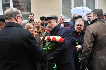 Москва.  Журналист Евгений Примаков (в центре) на открытии мемориальной доски его деду политику Евгению Примакову на фасаде дома в Скатертном переулке, где он жил с 1996 по 2015 год.