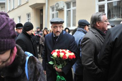 Москва.  Журналист Евгений Примаков (в центре) на открытии мемориальной доски его деду политику Евгению Примакову на фасаде дома в Скатертном переулке, где он жил с 1996 по 2015 год.