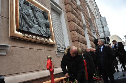 Москва.  Журналист Евгений Примаков (второй справа) на открытии мемориальной доски его деду политику Евгению Примакову на фасаде дома в Скатертном переулке, где он жил с 1996 по 2015 год.