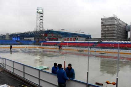 Москва. Заливка катка в спортивно-развлекательном квартале `Парк легенд`.