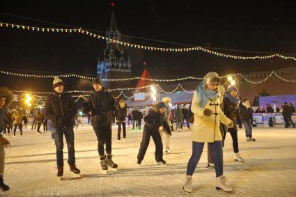 Москва.  На открытии ГУМ-Катка на Красной площади.