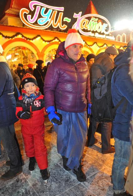 Москва. Актер, музыкант Николай Фоменко с сыном Василием на открытии ГУМ-Катка на Красной площади.