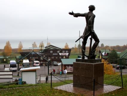 Переславль-Залесский.  Памятник Петру I на берегу Плещеева озера.