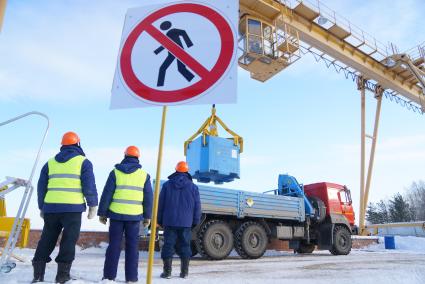 Новоуральск. Пункт приповерхностного захоронения радиоактивных отходов 3-4 класса. Погрузка контейнера с твердыми радиоактивными отходами в ячейку для захоронения