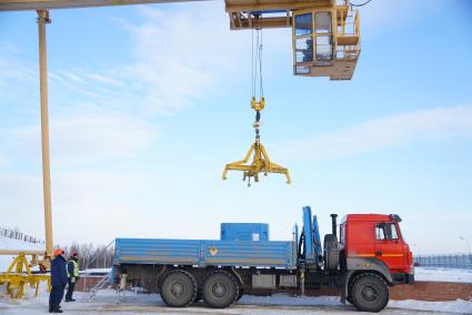 Новоуральск. Пункт приповерхностного захоронения радиоактивных отходов 3-4 класса. Сотрудники ППЗРО готовят контейнер с твердыми радиоактивными отходами к перегрузке в ячейку для захоронения